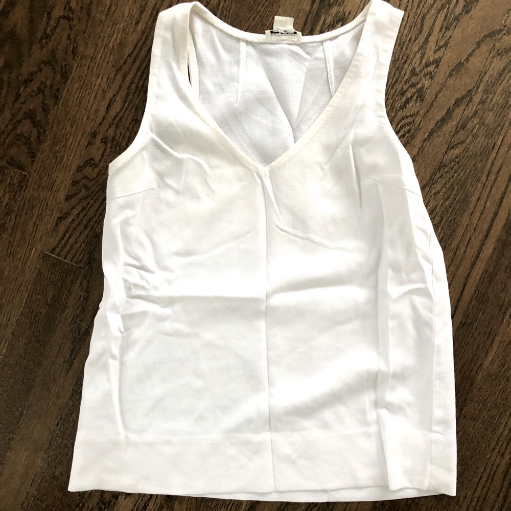 Beautiful white v-neck crepe tank by Club Monaco 🤍